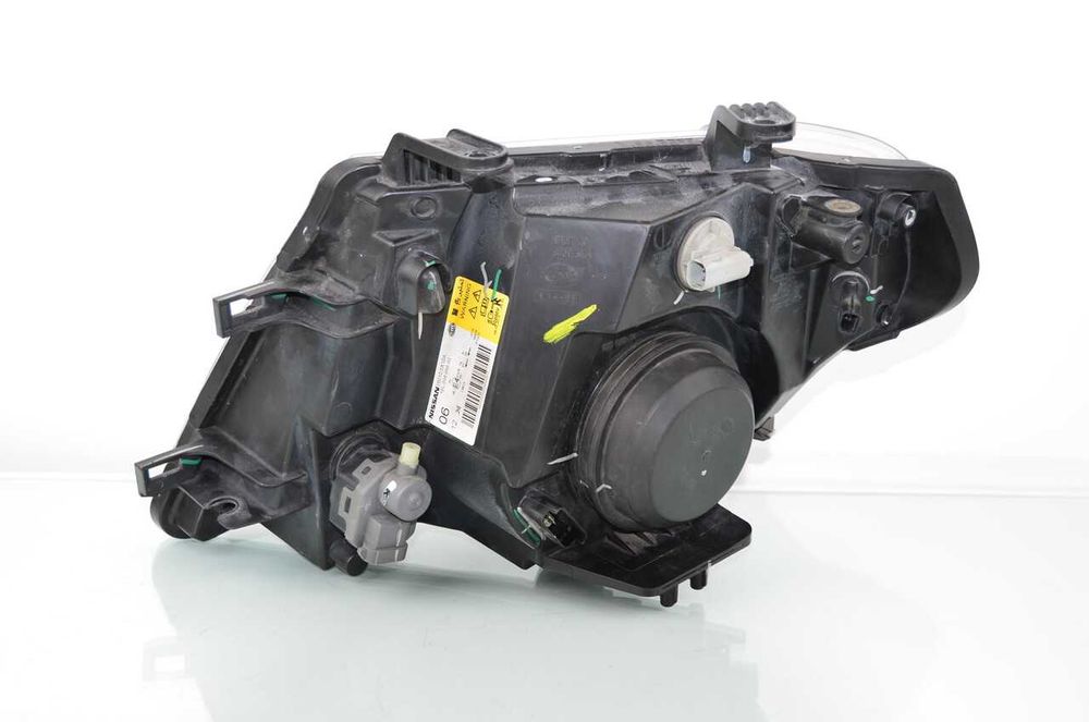 Nissan Navara XENON prawa lampa przednia