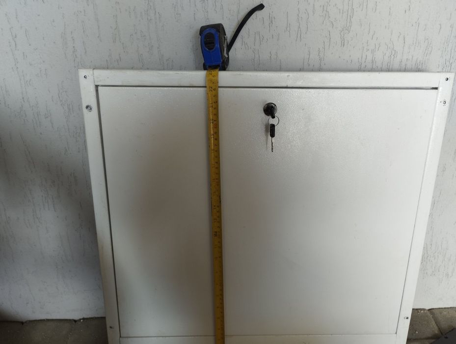 Металева шафа з замком і гребінки для опалення