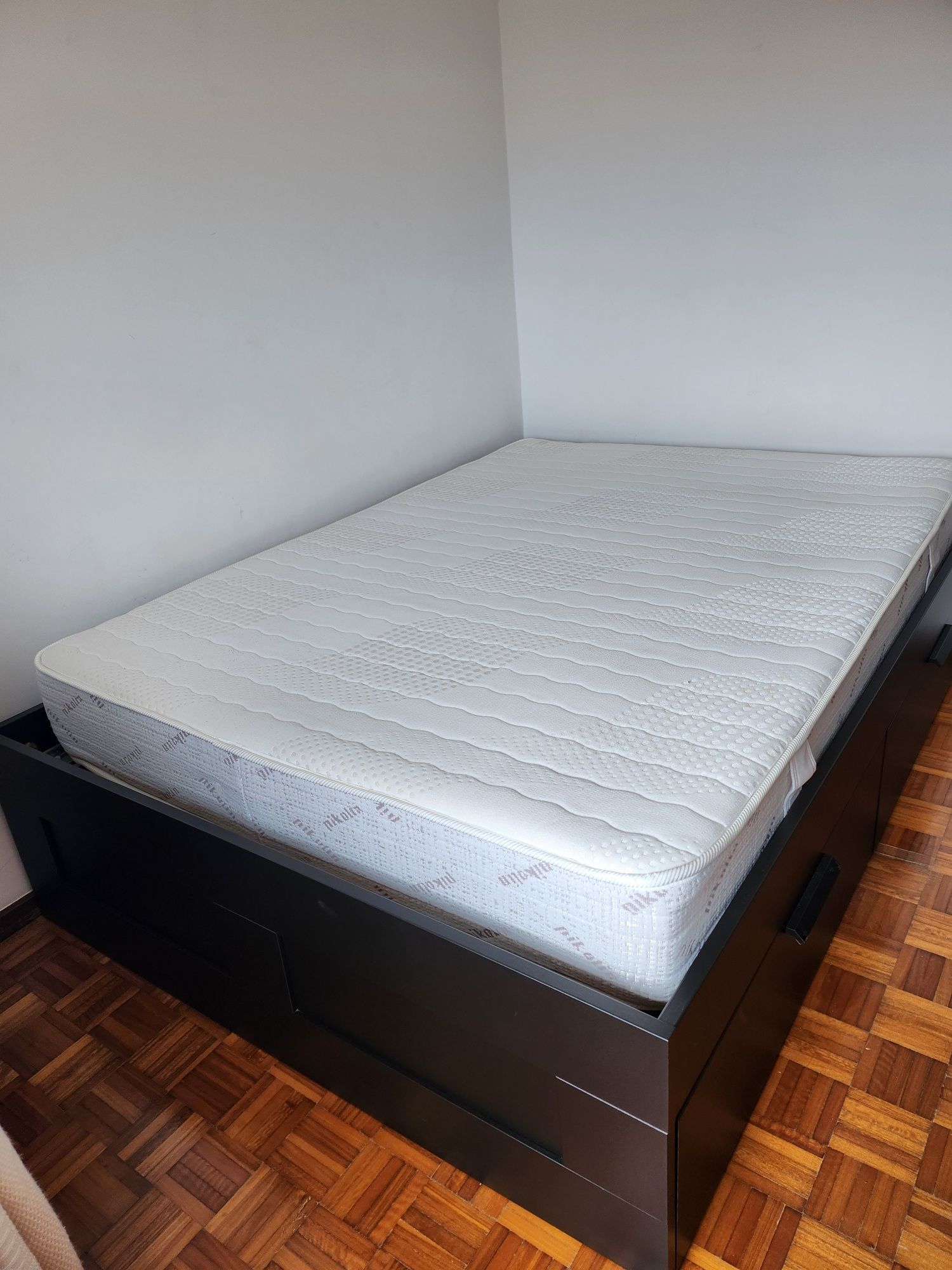Cama casal padrão com gavetões e colchão