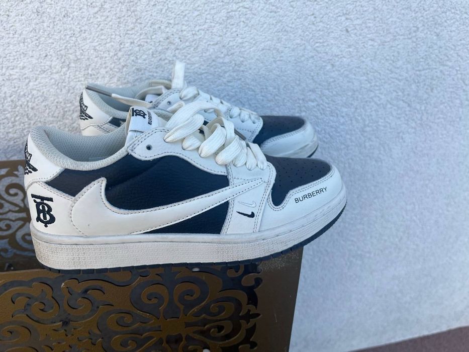 Жіночі  кросівки