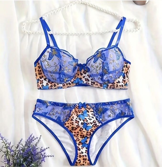 Сексуальна нижня білизна - комплекти, бюстгальтери, топи, пенюари