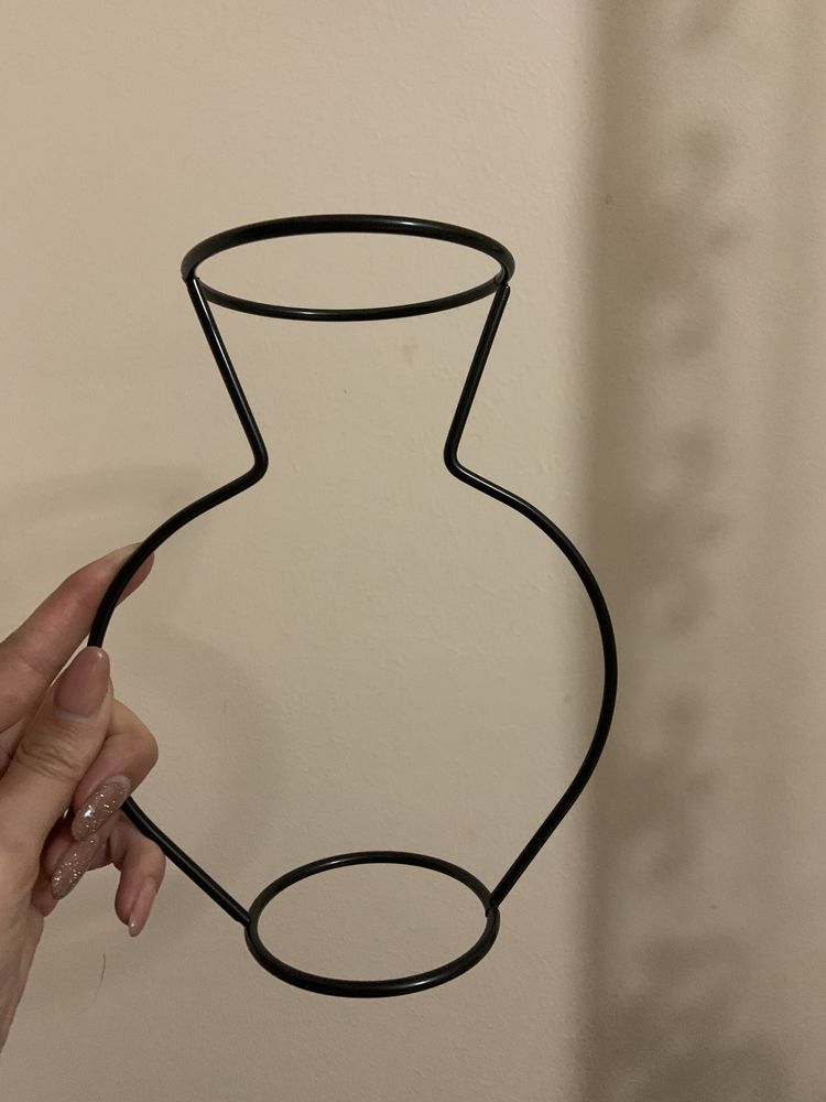 Мінімалістична металічна ваза