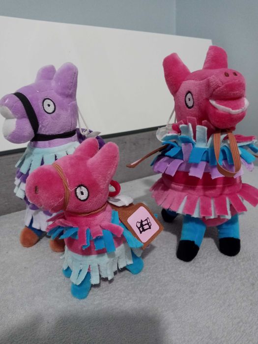 Trzy pluszowe maskotki kolorowe lamy