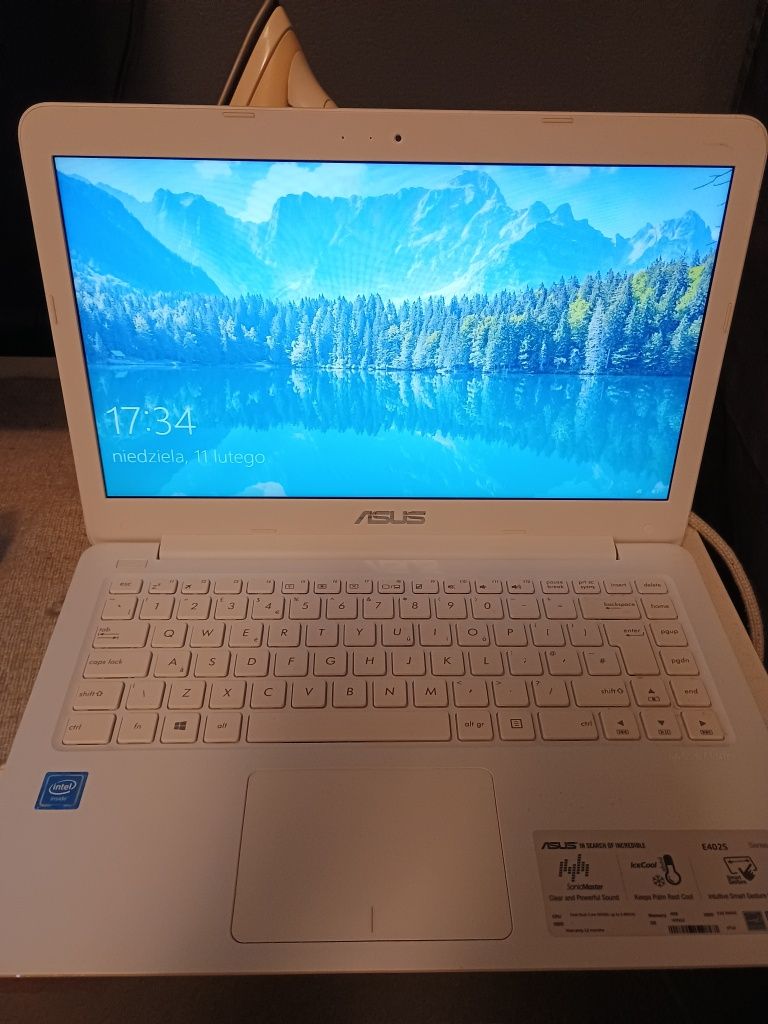 Laptop Asus notebook model E402s jak nowy