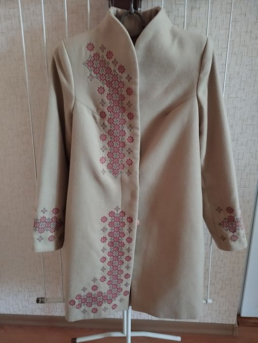 Пальто жіноче осінь р.М вишиванка