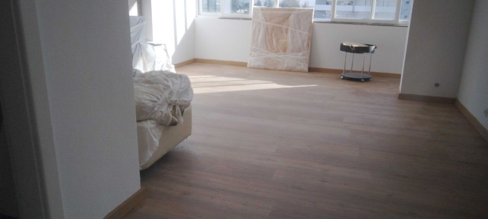 Colocação de chão flutuante e de vinil