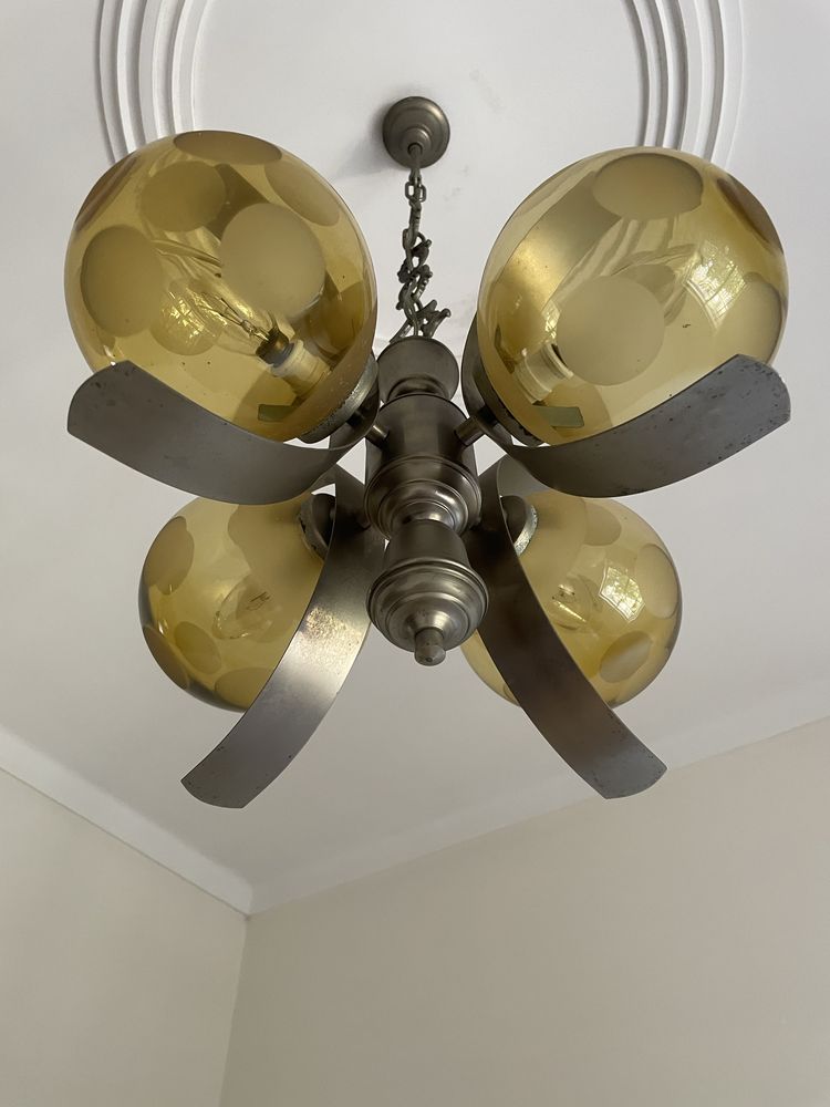 Candeeiro de teto antigo para decoração