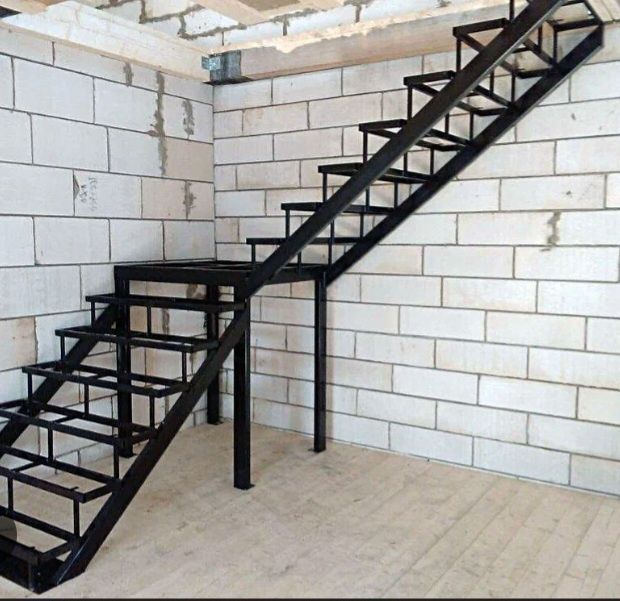 Металлический каркас для лестницы, металеві каркаси для сходів