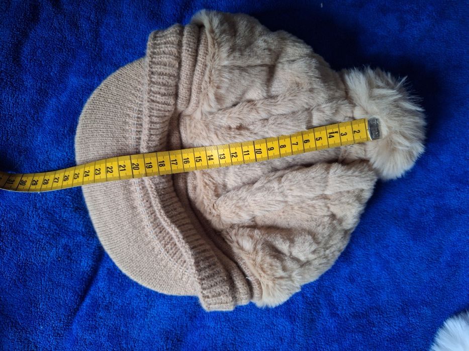 Piękna damska beżowa zimowa czapka z daszkiem