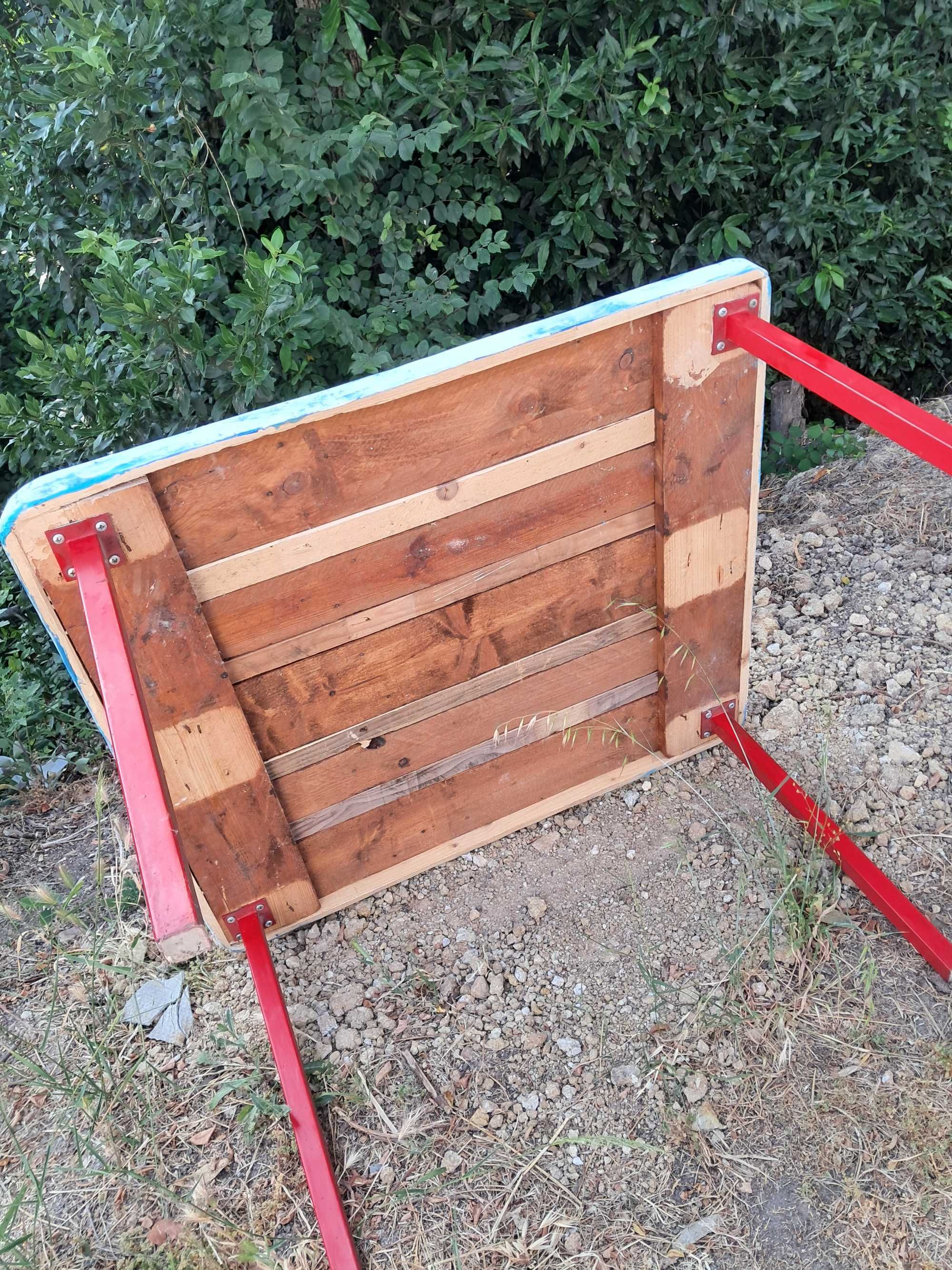 Mesa artesanal em madeira