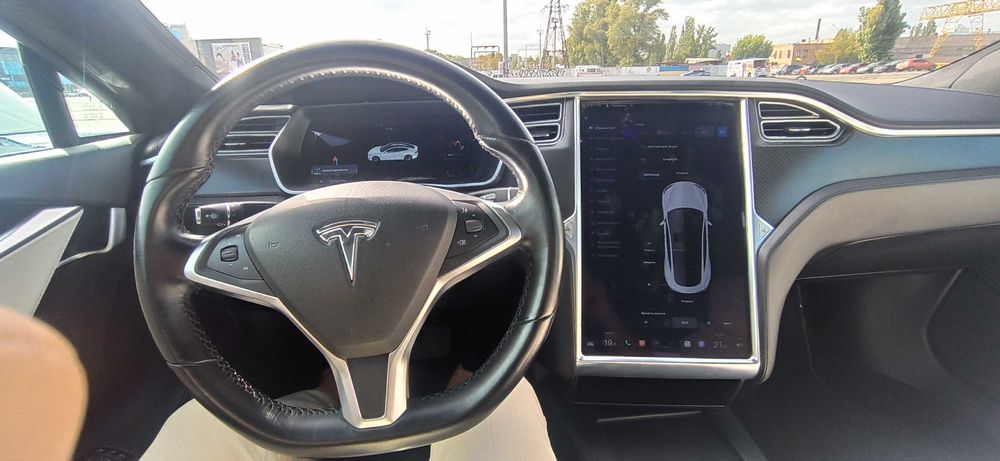 Продам хороший , надійний автомобіль Tesla Model S