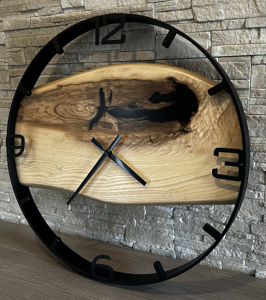 Zegar w stylu loft o średnicy 50 cm z drewna jesionu i czarnej żywicy