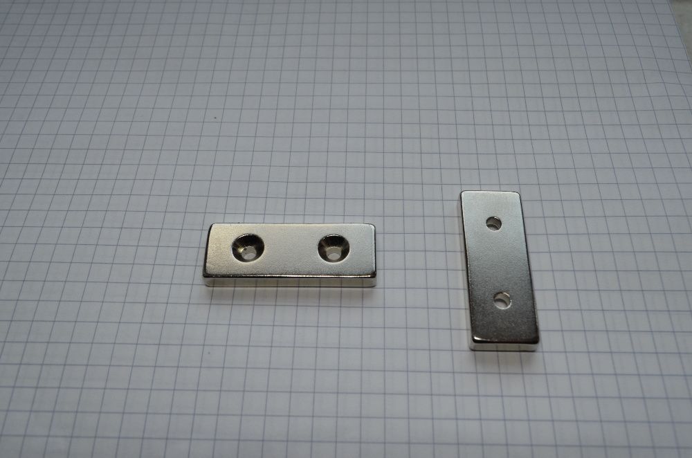 Magnes neodymowy pod wkręt 40x20x4 do przyczepienia dekoracji.
