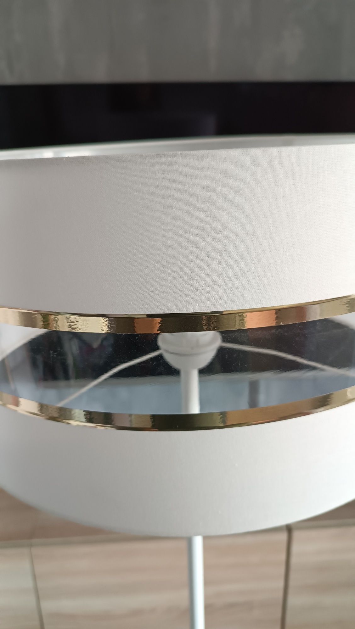 Lampa podłogowa biała. Stan idealny.