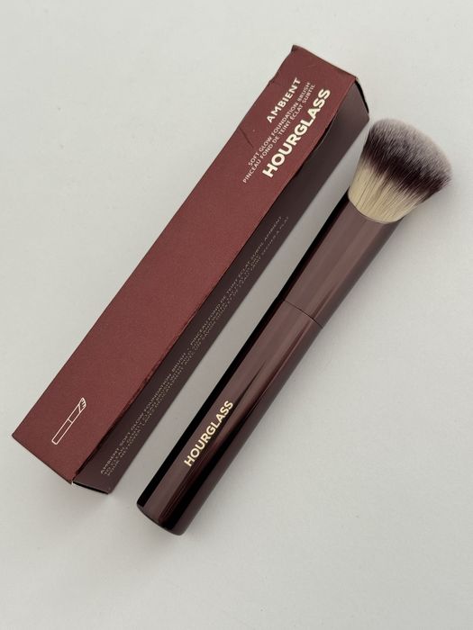 Nowy pędzel do podkładu Hourglass Ambient soft glow foundation brush