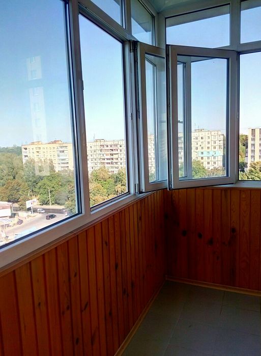 ДЗЕРКАЛЬНА ШАФА навпроти ліжка. Обласна лікарня. Автовокзал. Ціна доби