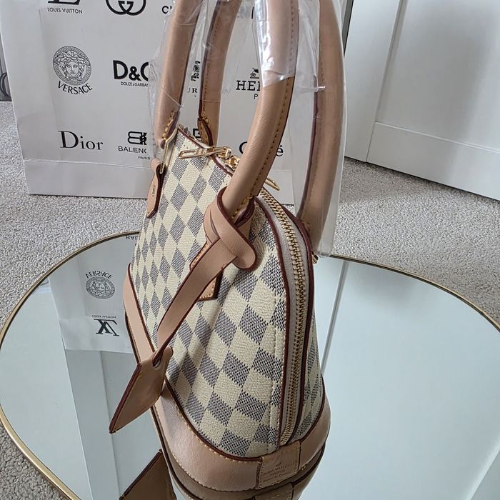 Torebka Louis Vuitton beżowa na pasku  czerwony środek