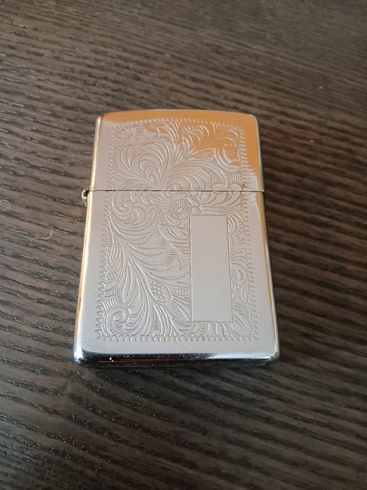 Isqueiro Zippo cromado motivos florais