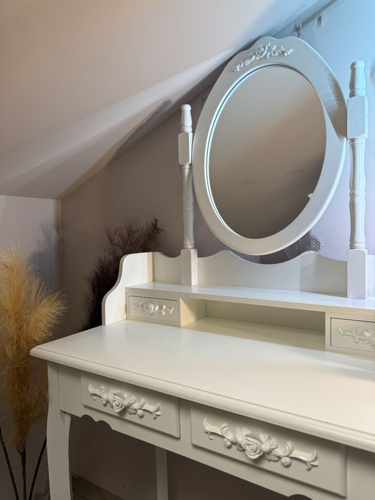 Toaletka do makijazu + krzeselko