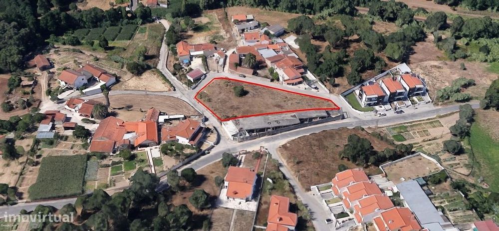 Lote para construção de 4 moradias individuais.