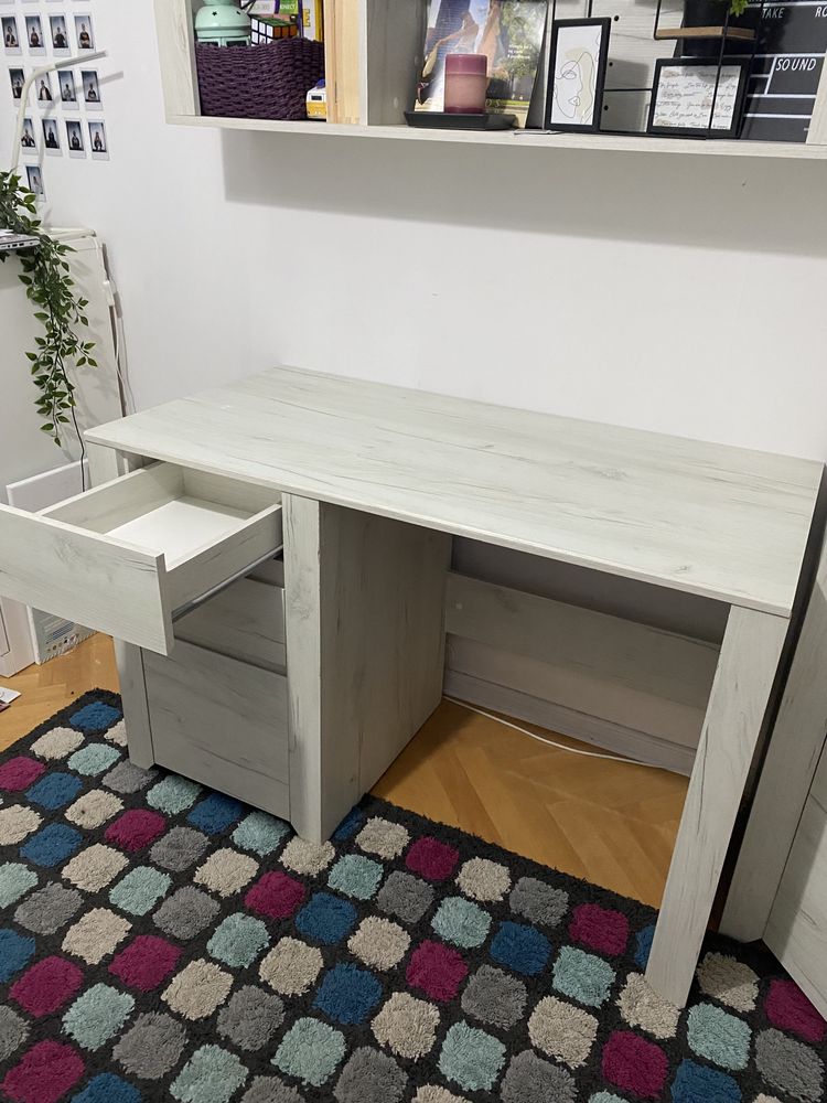 biurko z białego drewna