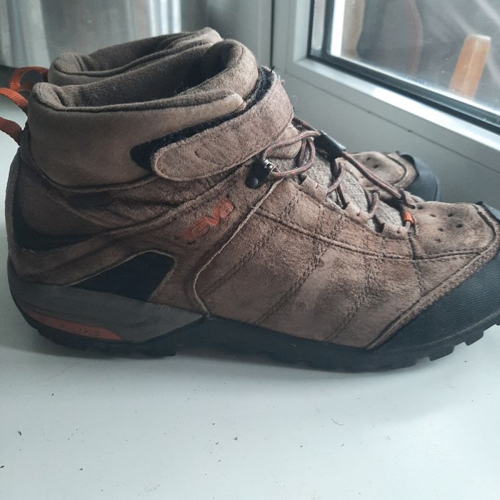 Зимние ботинки Teva.