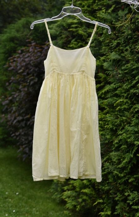 Zwiewna sukienka letnia na ramiączkach, krótka, żółta