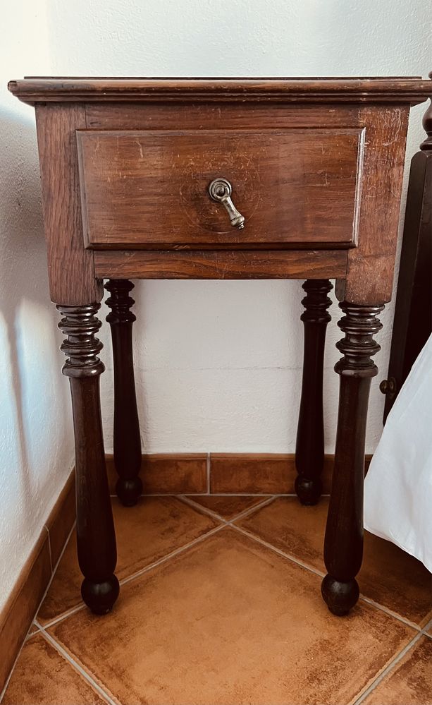 Mesa de cabeceira vintage retro madeira castanha