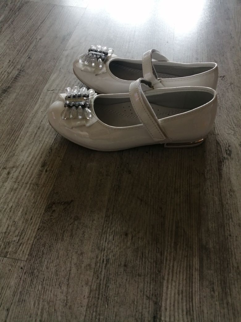Buty białe dla dziewczynki