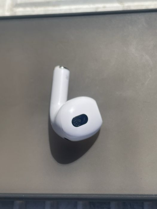 Подам AirPods 3 правий Оригінал все працює добре без кейсу