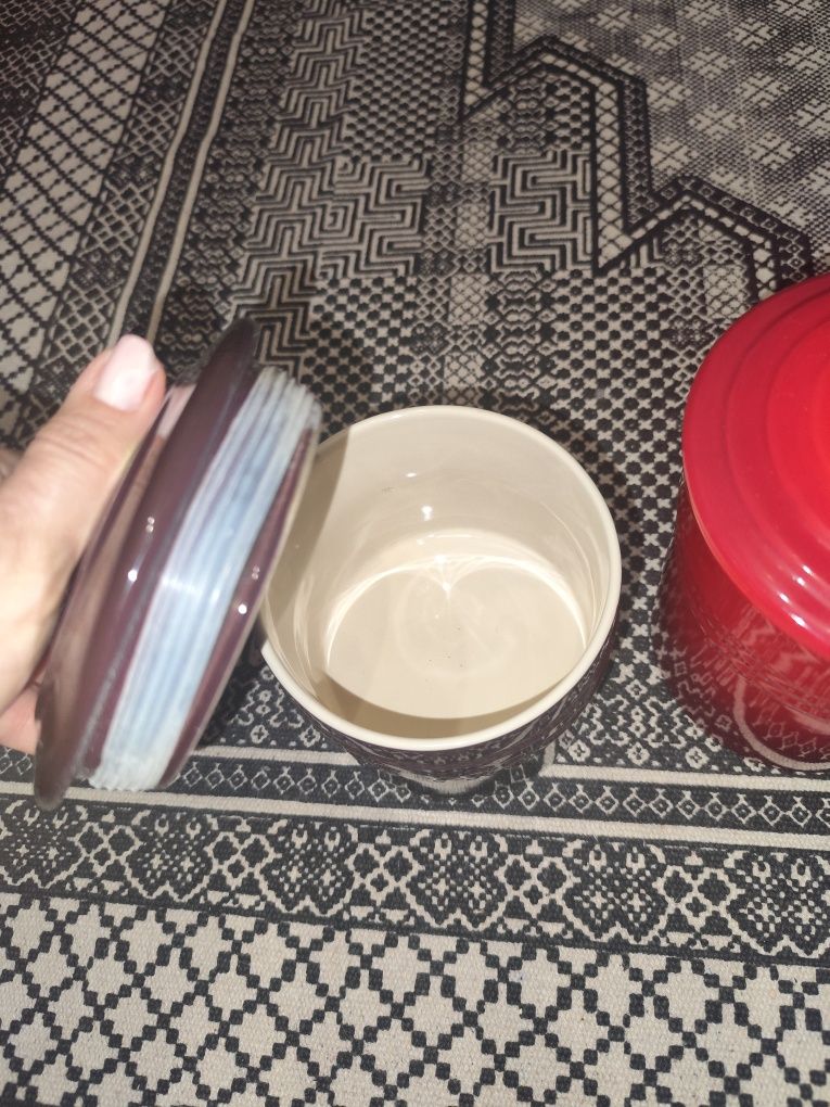 Trzy ceramiczne pojemniki
