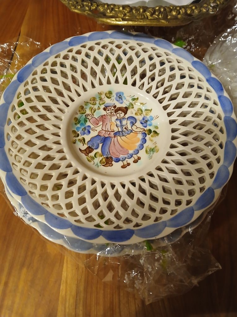 Вази з міді.Тарілки настінні.