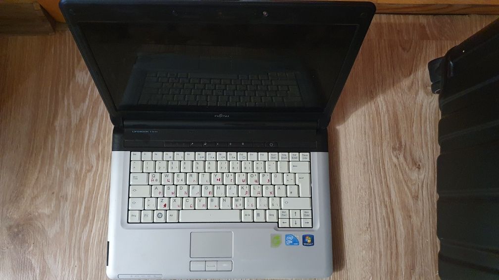 Ноутбук Fujitsu s710 с нерабочим экраном