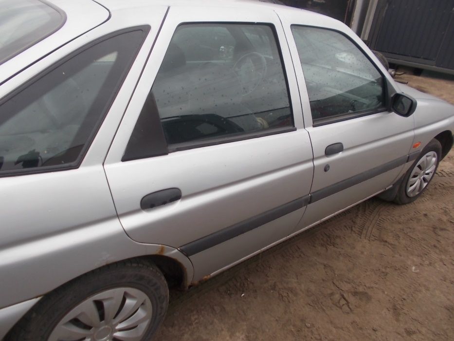 Ford Escort 1.4 benzyna przeznaczony na części 8V srebrny 5 drzwi MK7