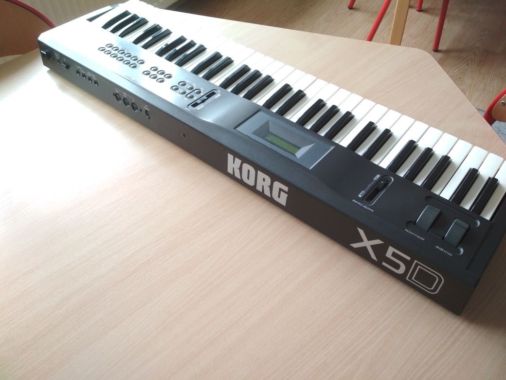 KORD X5 D  syntezator + twardy futerał