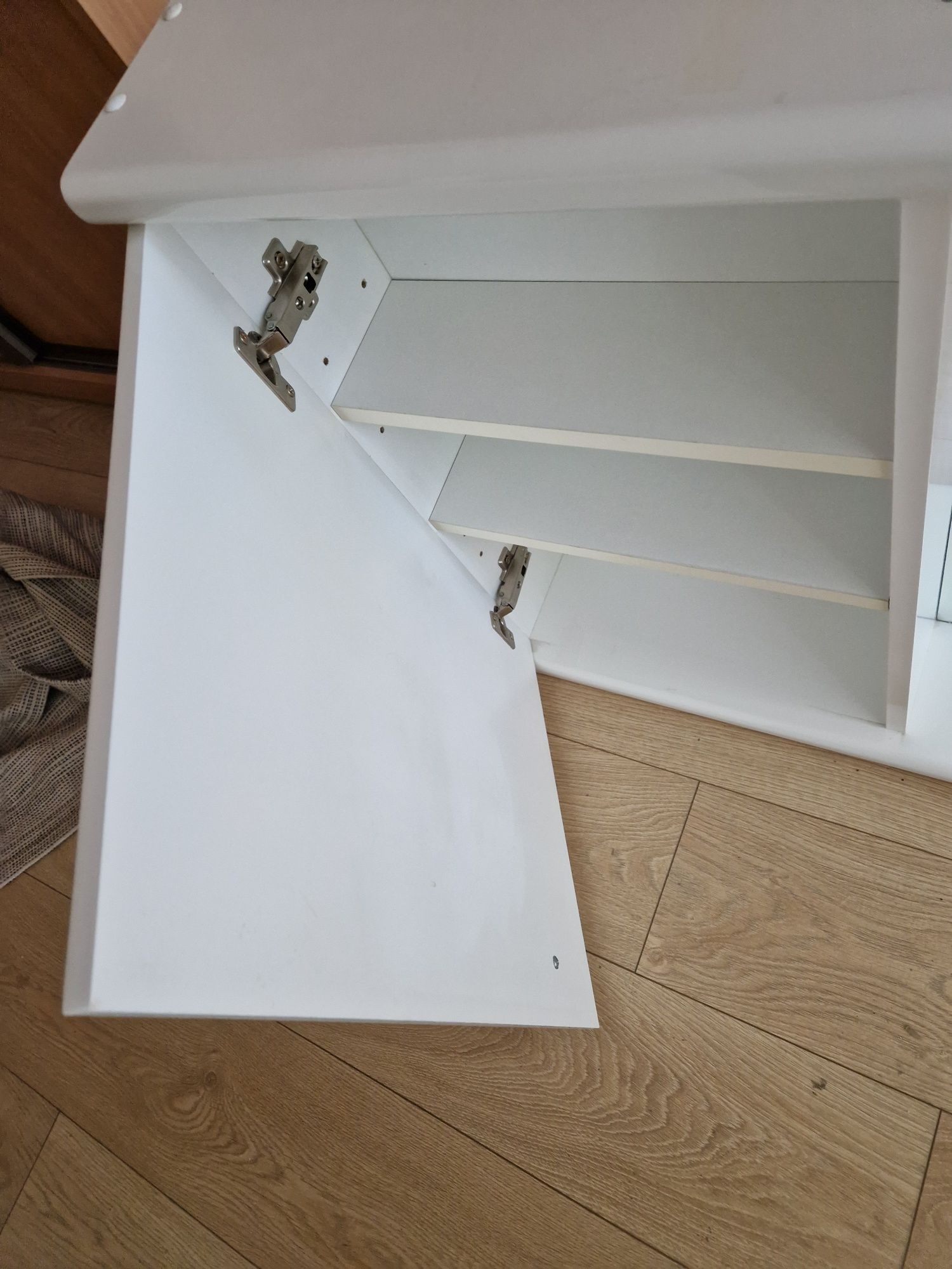 Szafka łazienkowa  z lustrem i oświetleniem