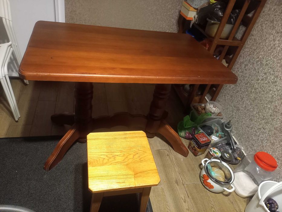 Стол для кухни из натурального дерева и табуретки.