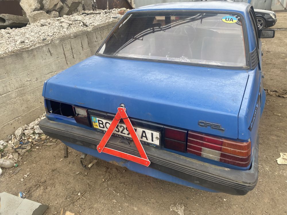 Opel ascona Розбирається