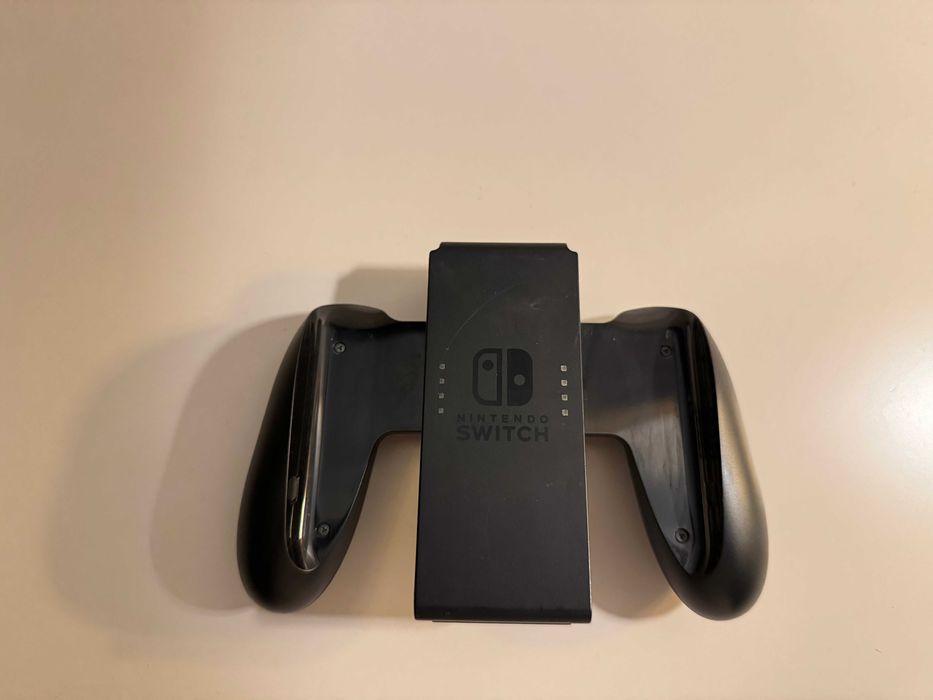 Nintendo Switch (1) + 2x Bolsa/Estojo de Viagem