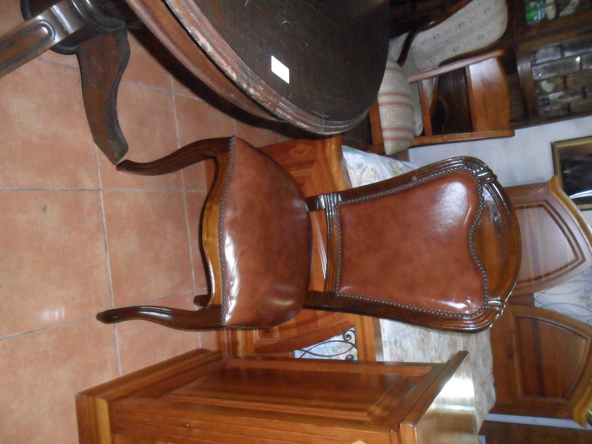 Mesa oval extensível com cadeiras