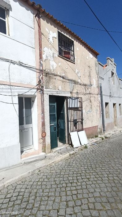 Moradia em banda de 2 pisos com Quintal no centro de Sarilhos Grandes