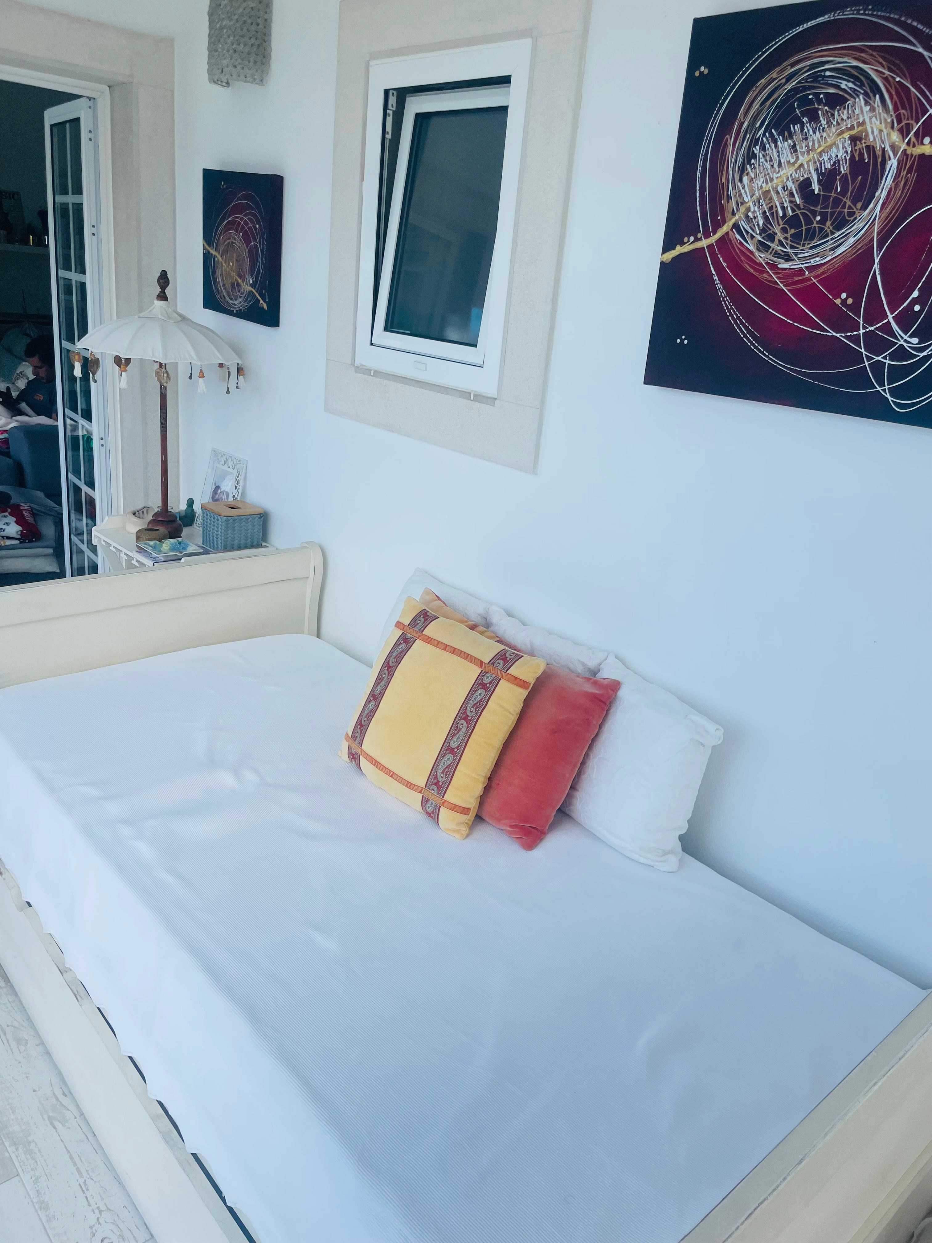 Cama individual com dois colchões  .