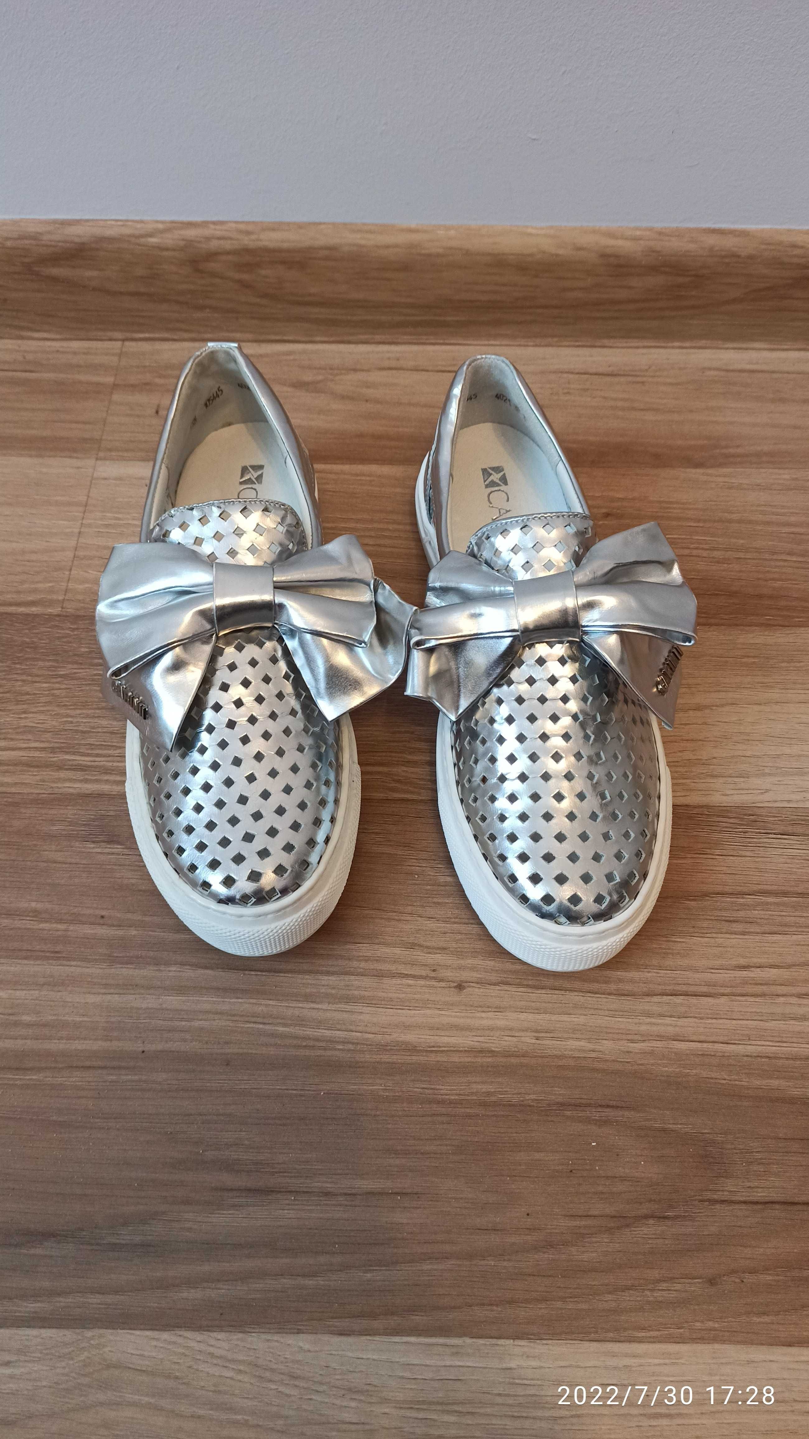 CARINII srebrne sneakersy skóra naturalna KOKARDA