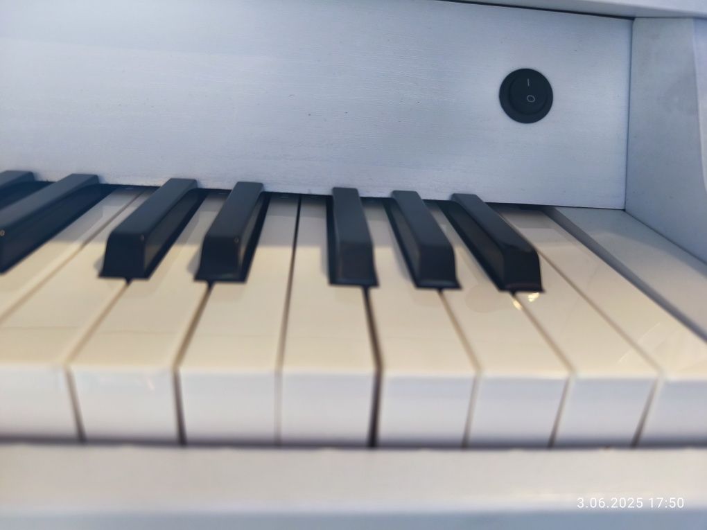 Nowe mini pianino Sheffield