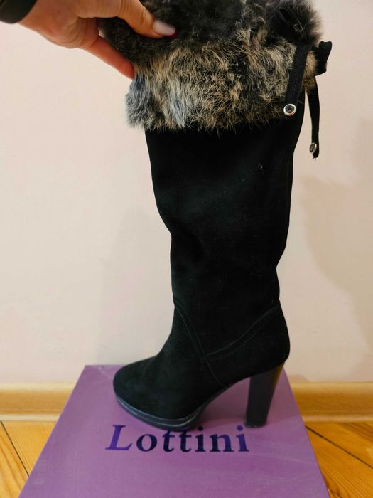 Чорні замшеві чоботи