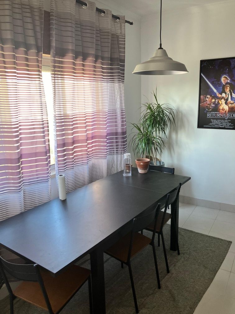 Quarto mobilado para estudante em Queijas (particular)