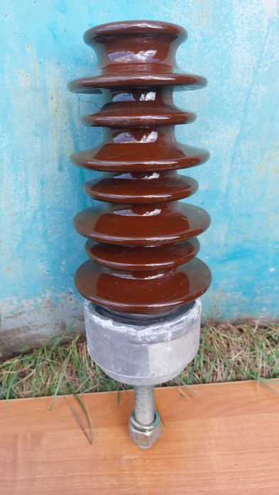 Stary ceramiczny izolator wysokiego napięcia vintage.