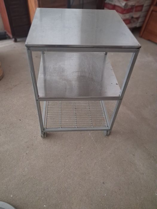 Carros em inox. Excelente estado