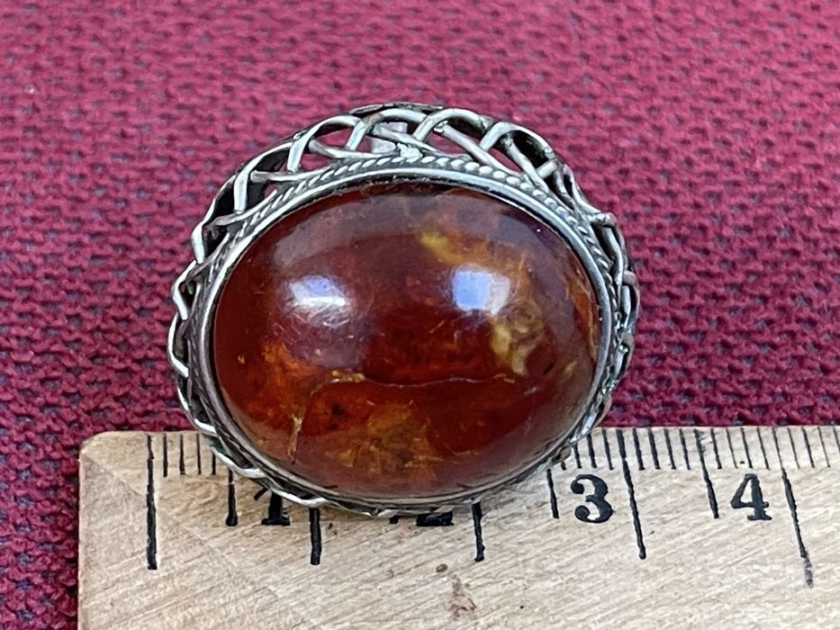 Stary Duży Metalowy Pierścionek z Bursztynem z Prl