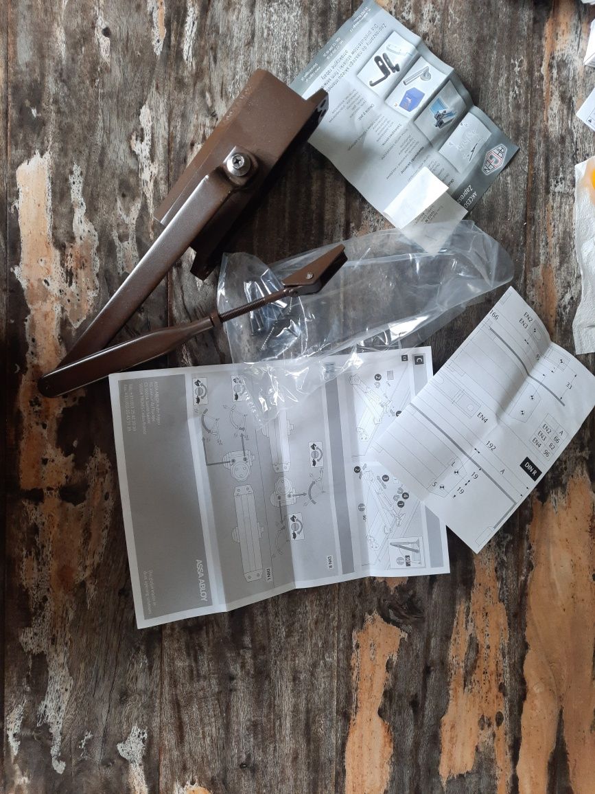 Samozamykacz Assa Abloy brązowy